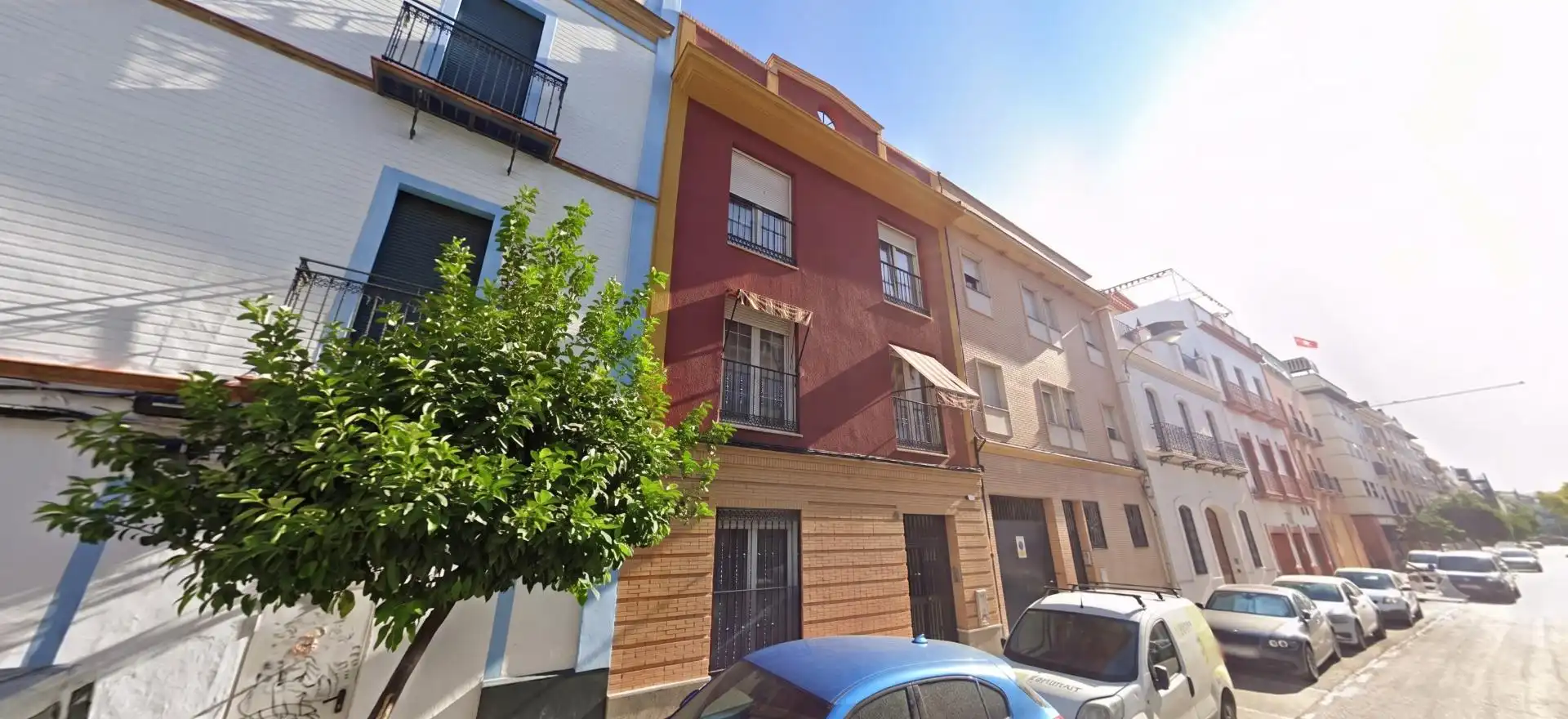 Außenansicht von Wohnung zum Verkauf in Sevilla mit Klimaanlage, Heizung und Privatgarten