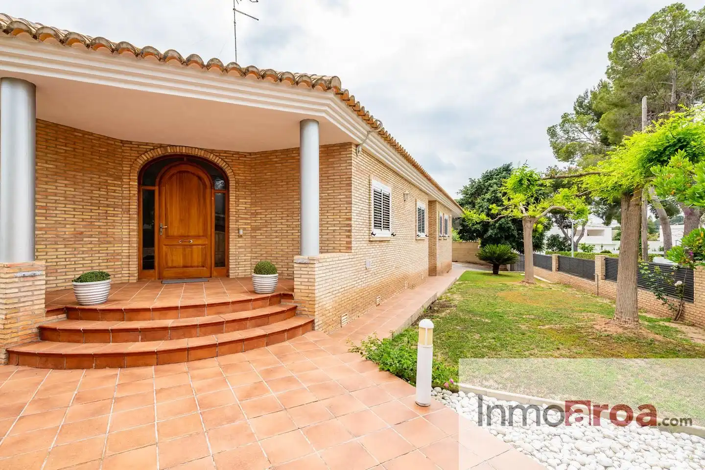 Vista exterior de Casa o chalet en venta en Paterna con Jardín privado, Terraza y Piscina