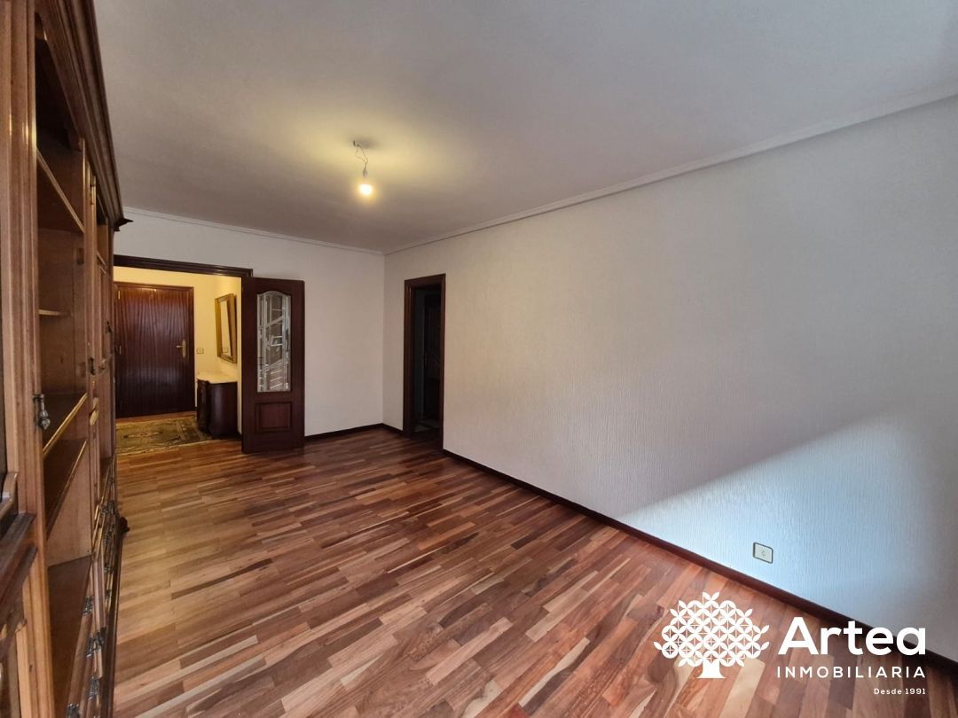 Sala d'estar de Pis en venda en Bilbao  amb Calefacció, Terrassa i Balcó
