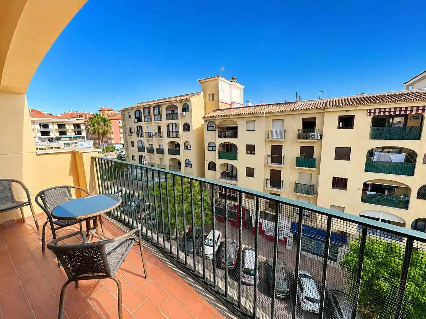 Außenansicht von Wohnungen zur Miete in Manilva mit Terrasse, Möbliert und Gemeinschaftspool