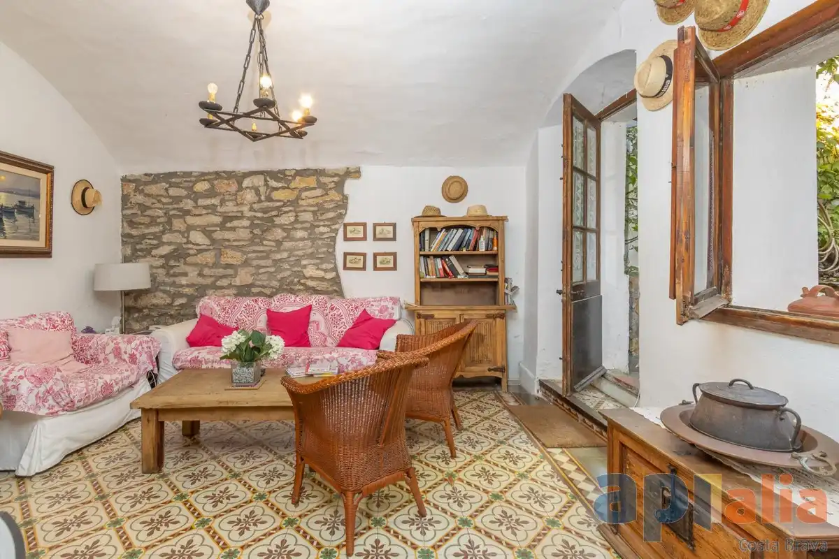 Sala d'estar de Casa adosada en venda en Begur amb Jardí privat i Moblat
