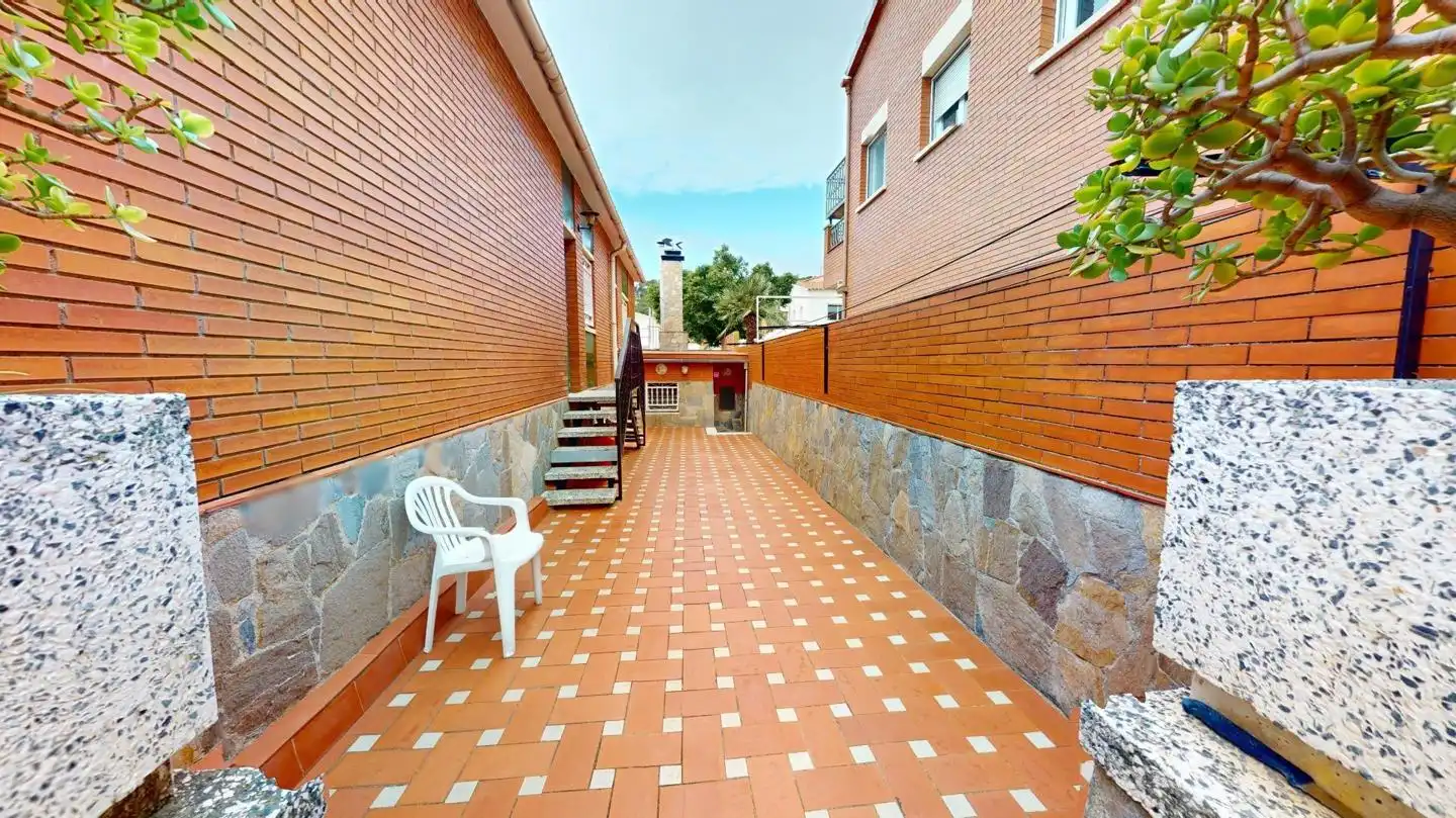 Vista exterior de Casa o xalet en venda en Viladecans amb Jardí privat i Terrassa