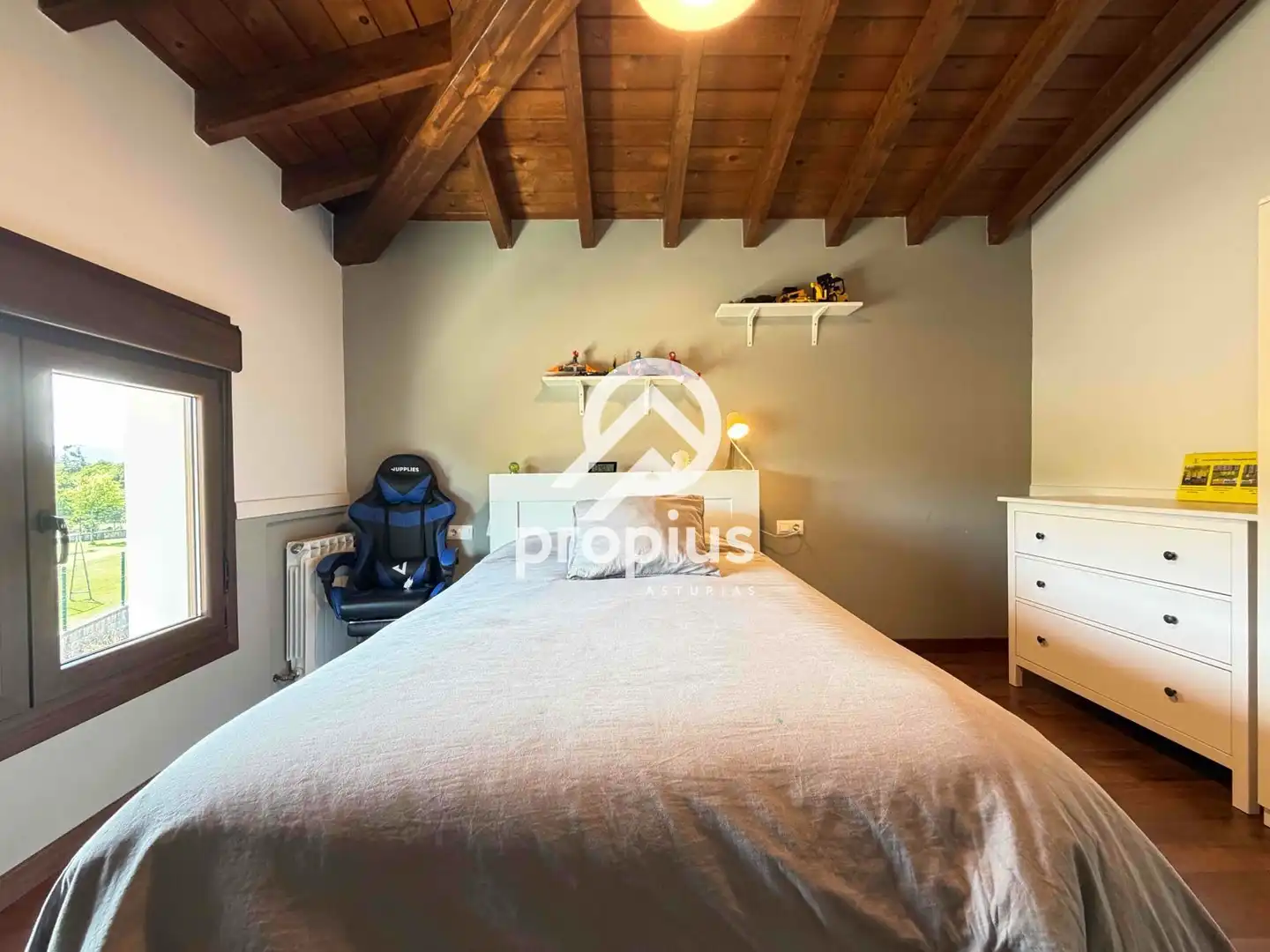Dormitori de Casa o xalet en venda en Sariego amb Calefacció, Parquet i Traster