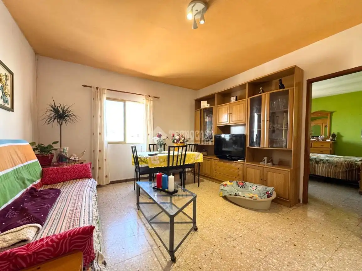 Sala d'estar de Casa adosada en venda en Las Palmas de Gran Canaria amb Traster i Balcó