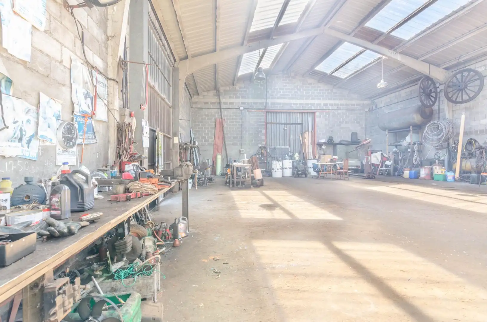 Außenansicht von Fabrikhallen zum Verkauf in Carreño