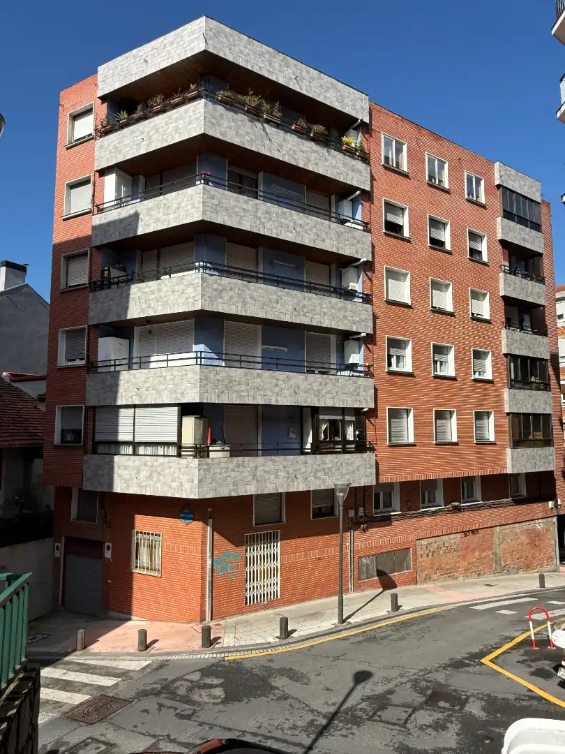Vista exterior de Pis en venda en Bilbao  amb Calefacció, Terrassa i Moblat
