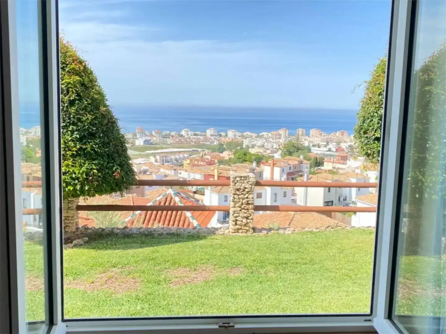 Vista exterior de Casa o xalet en venda en Torrox amb Aire condicionat i Piscina