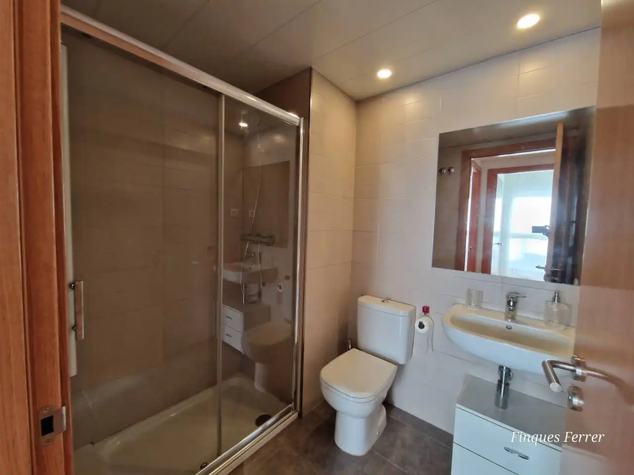Baño de Piso de alquiler en Cubelles con Aire acondicionado, Calefacción y Parquet