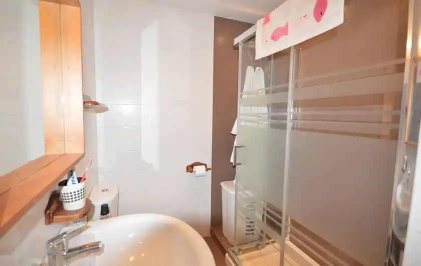 Badezimmer von Wohnungen zur Miete in Llanes mit Heizung, Möbliert und Ofen