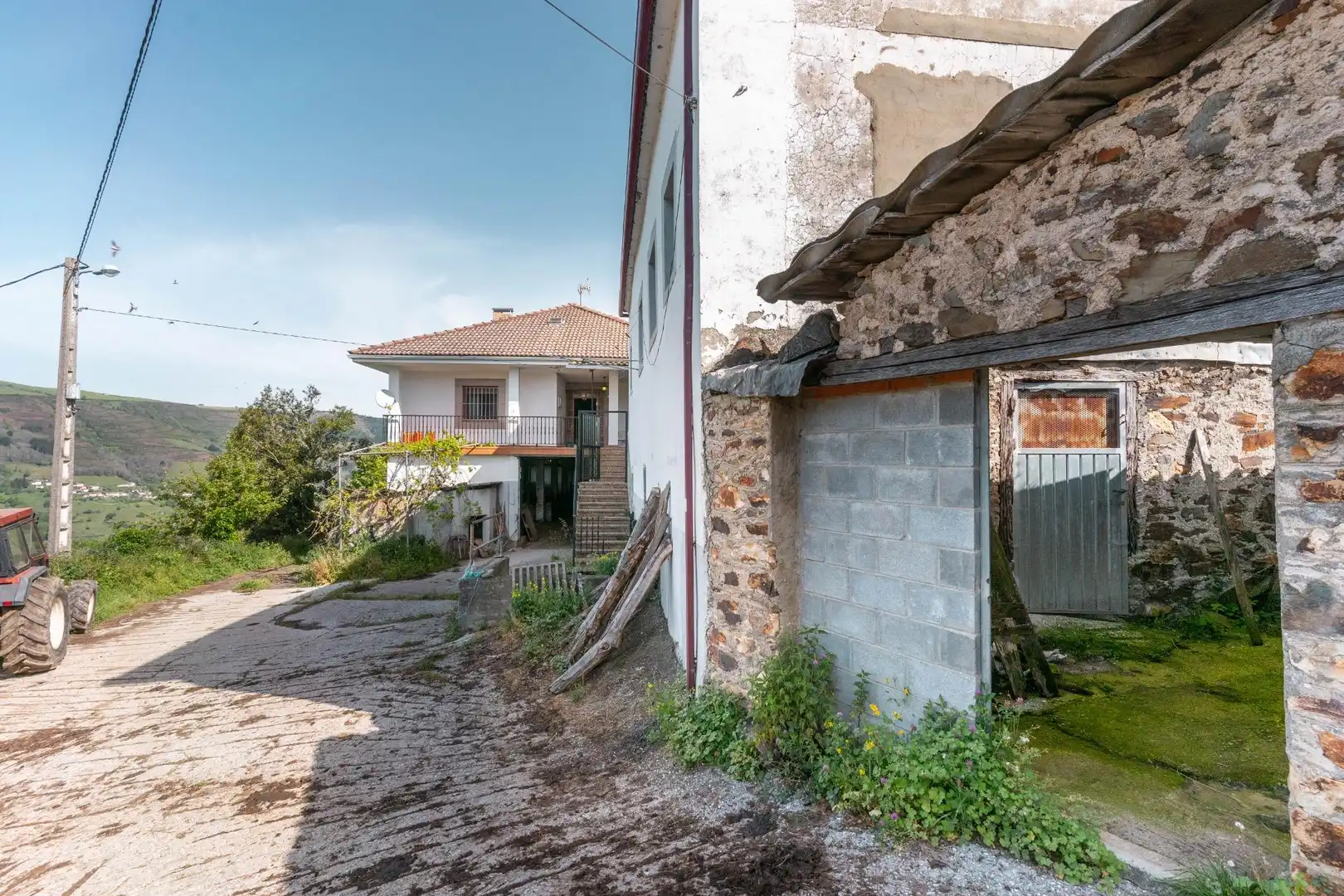 Vista exterior de Casa o xalet en venda en Cangas del Narcea amb Calefacció, Terrassa i Moblat