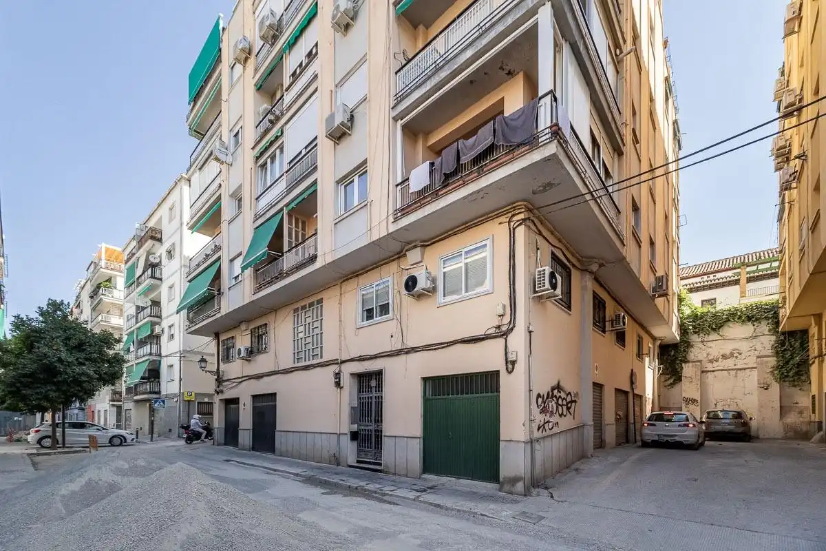 Vista exterior de Pis en venda en Granada amb Balcó