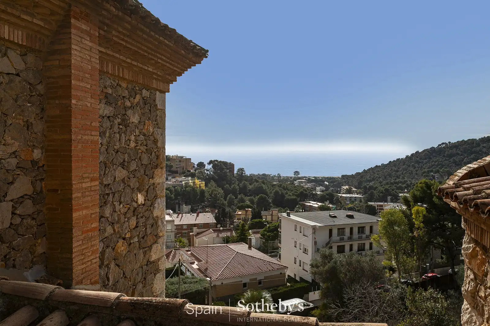 Vista exterior de Casa o xalet en venda en Castelldefels amb Aire condicionat, Calefacció i Jardí privat