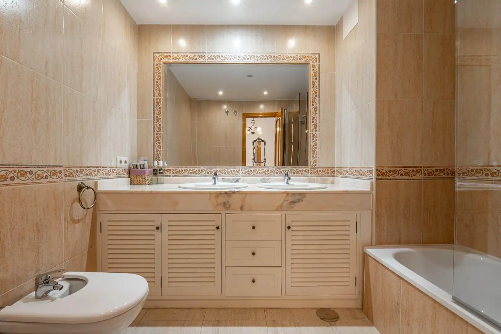 Bathroom of Flat for sale in Granada  with Air Conditioner, Heating and Terrace