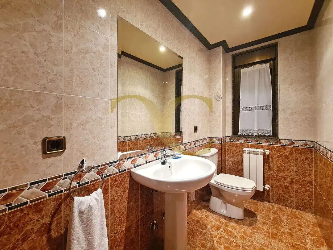 Bany de Casa o xalet en venda en Oviedo  amb Calefacció, Jardí privat i Terrassa