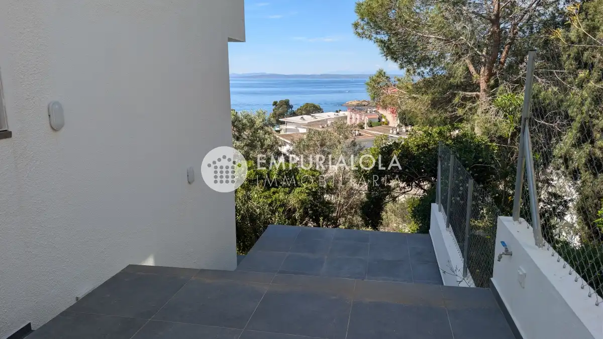 Houses for sale in Roses  with Air Conditioner and Private garden