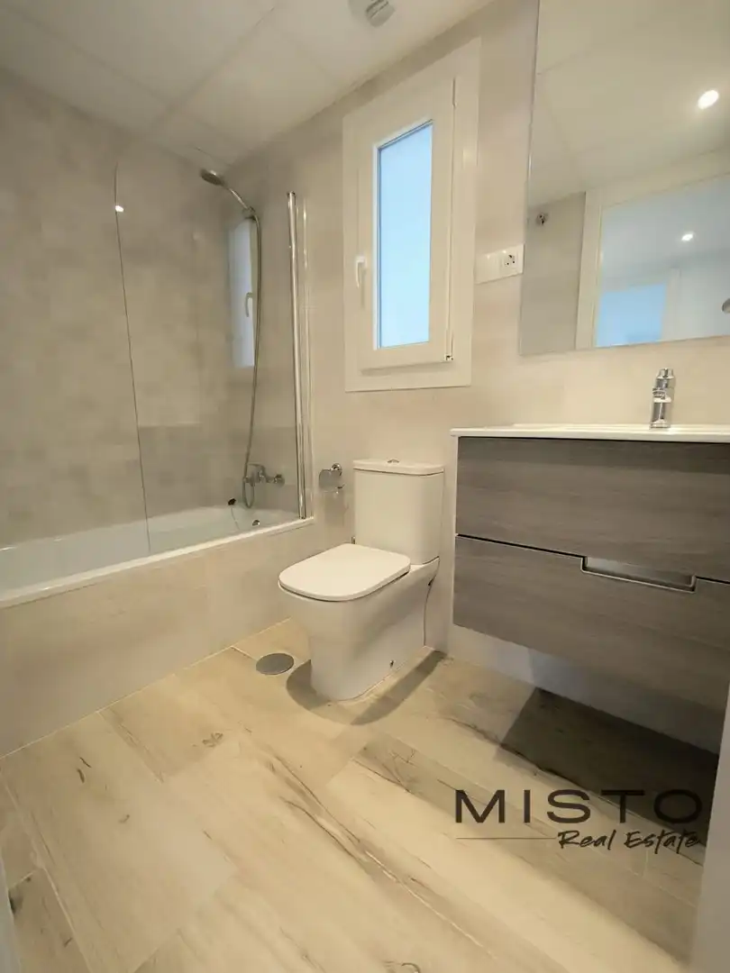 Bathroom of Flat for rent in Nueva Andalucía