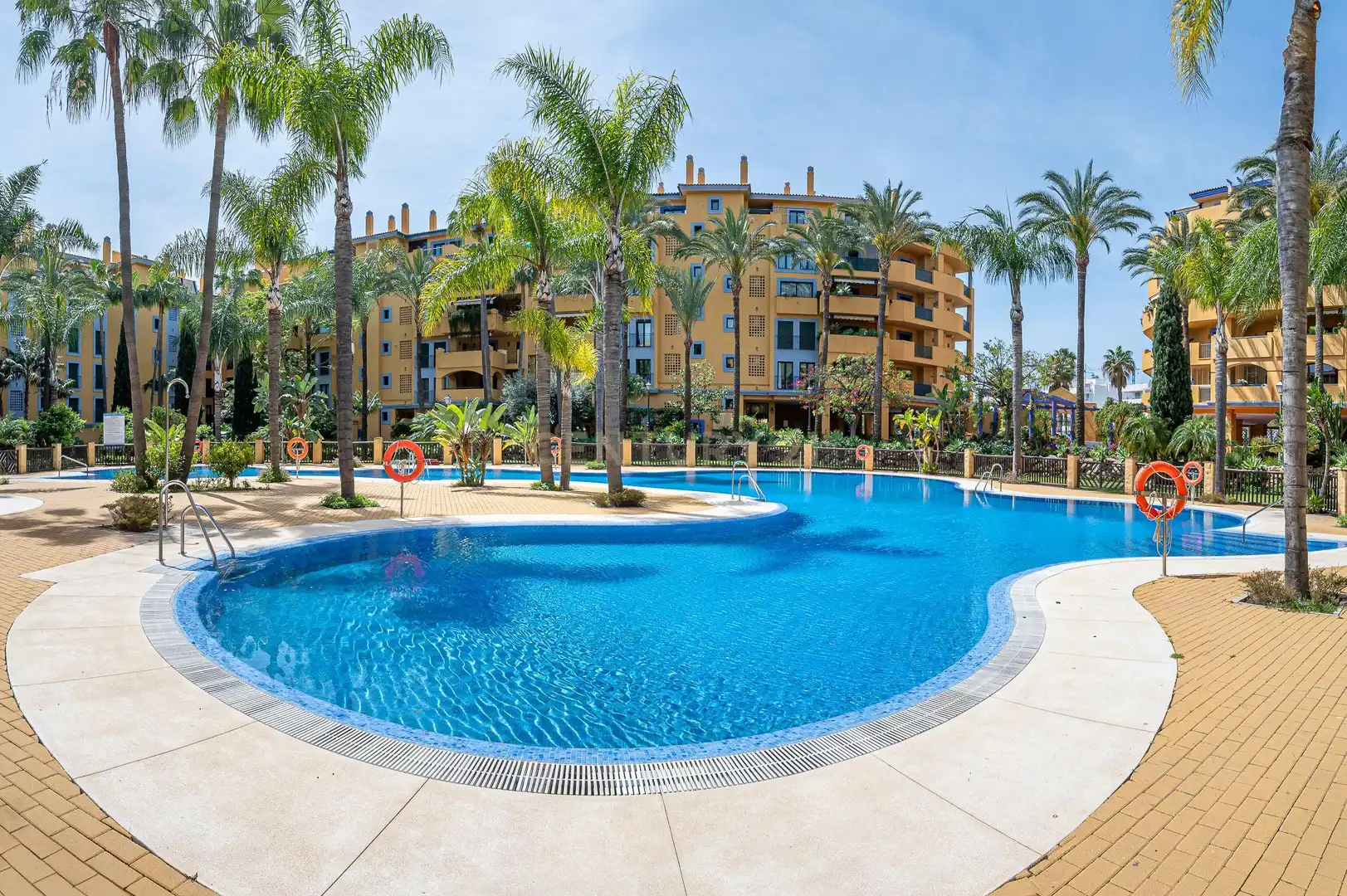 Piscina de Apartamento en venta en Marbella con Aire acondicionado, Jardín privado y Horno