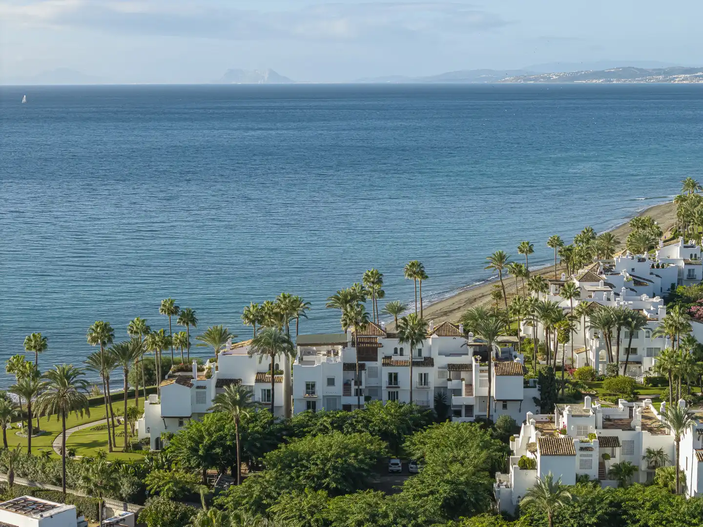 Vista exterior de Planta baixa en venda en Estepona amb Aire condicionat, Calefacció i Jardí privat