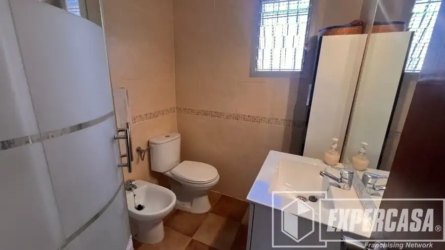 Bany de Casa o xalet en venda en Llíria amb Aire condicionat i Piscina