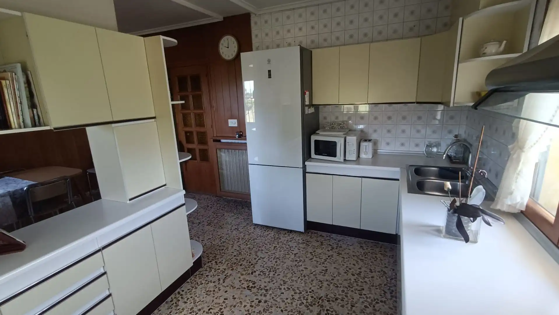 Cuina de Casa o xalet en venda en Carracedelo amb Calefacció, Jardí privat i Terrassa