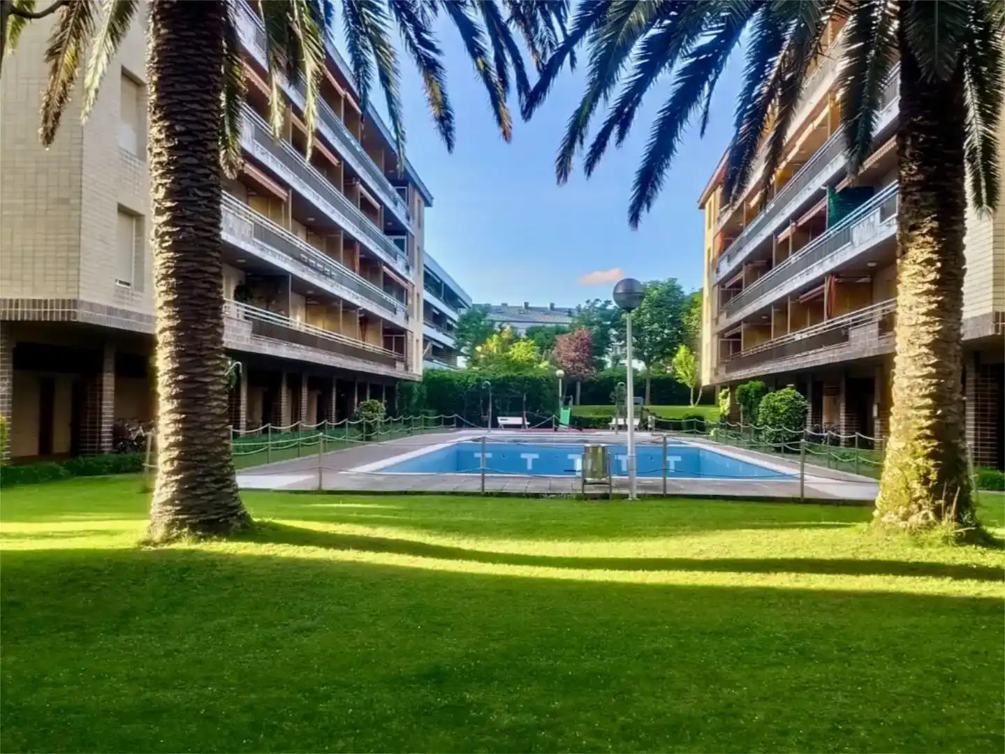 Außenansicht von Wohnung zur Miete in Zarautz mit Privatgarten, Parkett und Schwimmbad