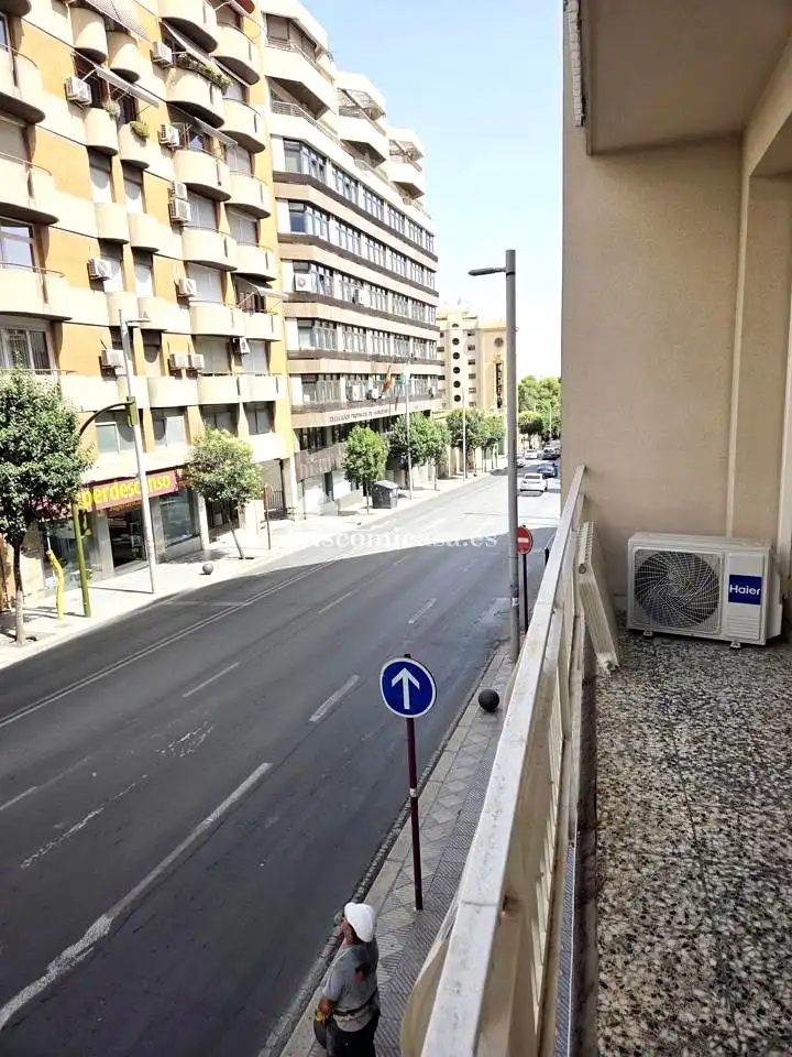 Vista exterior de Pis per a compartir en Jaén amb Aire condicionat, Calefacció i Parquet