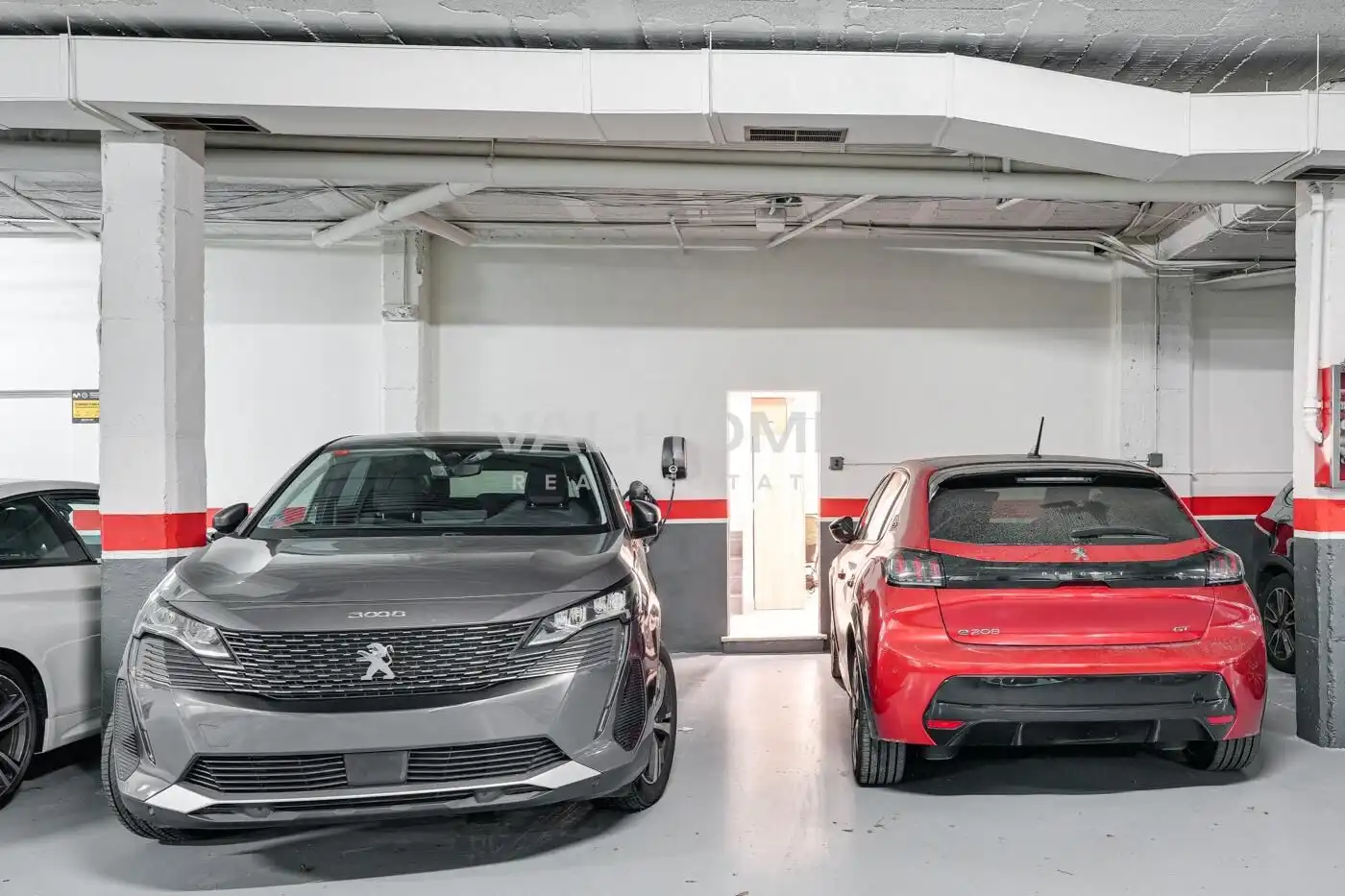 Parkplatz von Einfamilien-Reihenhaus zum Verkauf in Sant Cugat del Vallès mit Heizung, Privatgarten und Parkett