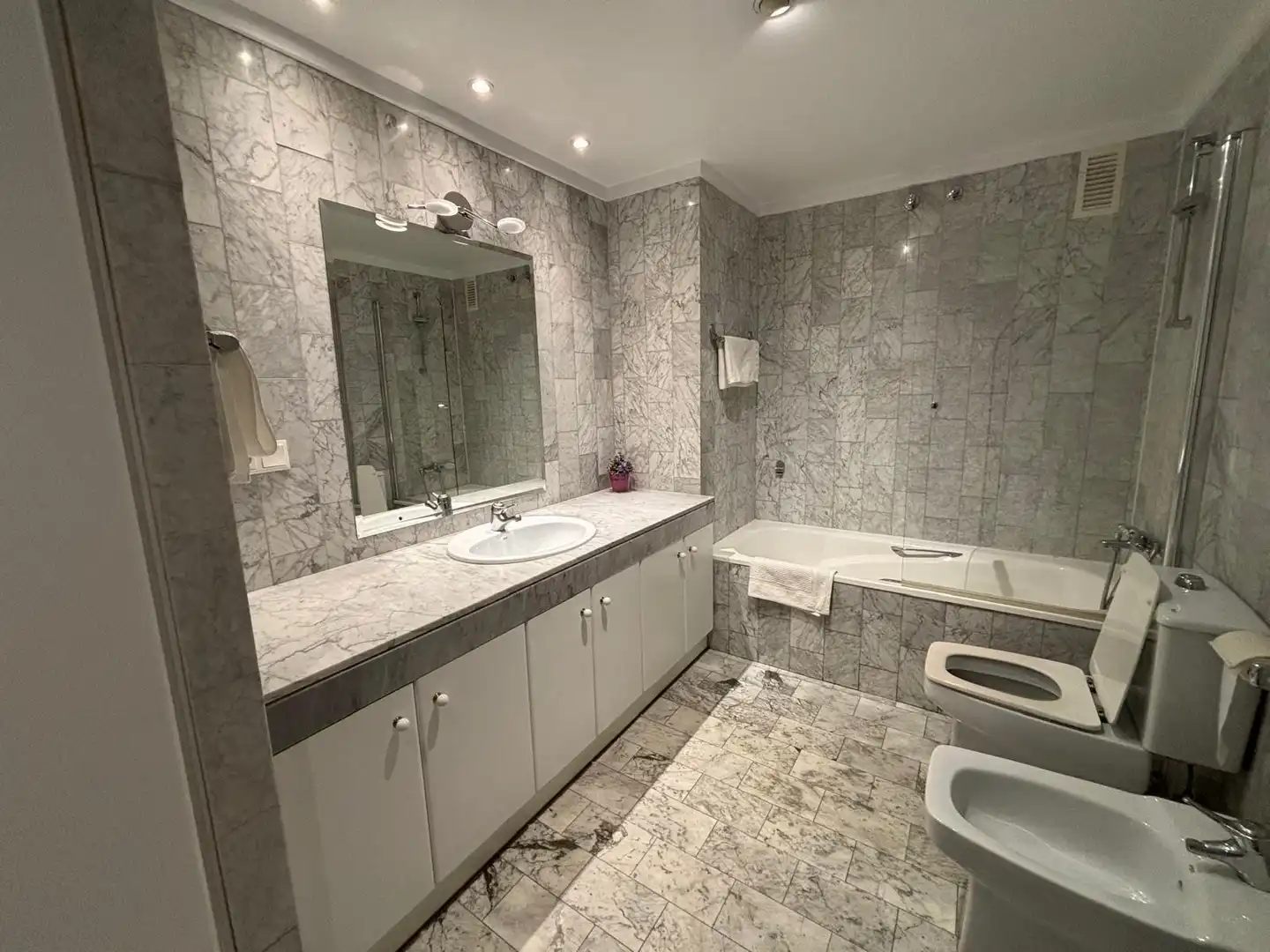 Baño de Piso de alquiler en  Pamplona / Iruña con Calefacción, Parquet y Terraza