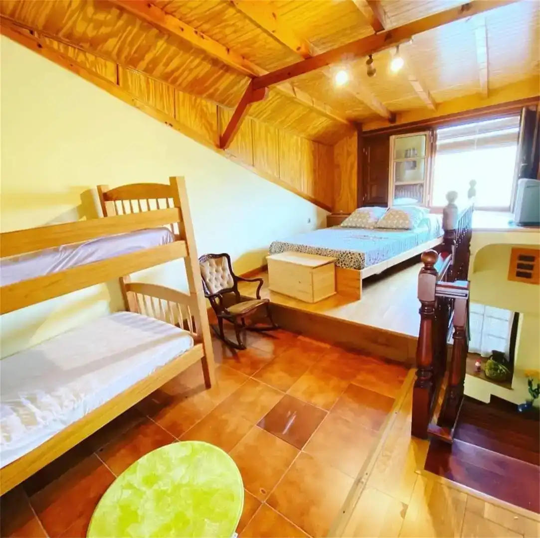 Dormitori de Casa o xalet en venda en Ponferrada amb Parquet, TV i Balcó
