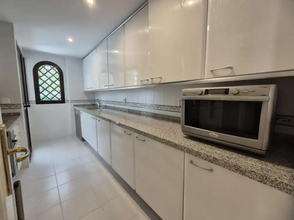 Cuina de Apartament de lloguer en Marbella amb Aire condicionat, Terrassa i Traster