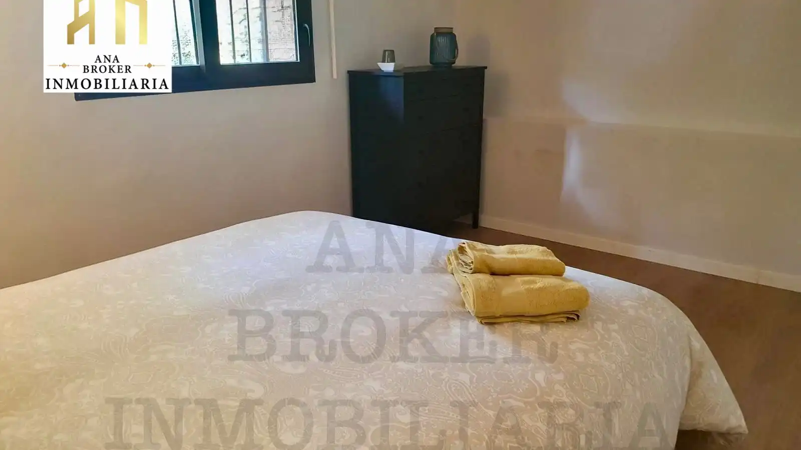 Dormitori de Apartament en venda en Ronda amb Moblat