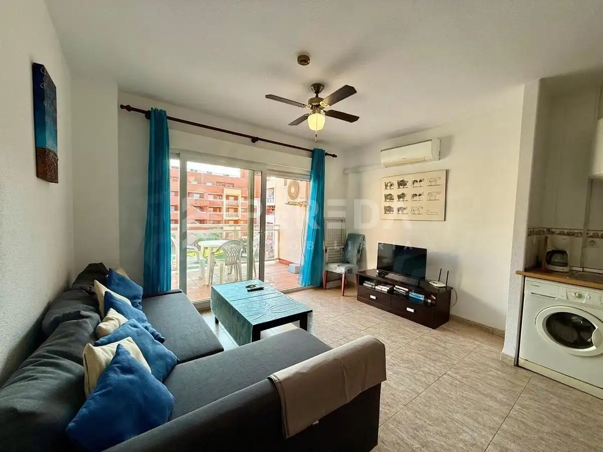 Sala d'estar de Apartament en venda en Roquetas de Mar amb Piscina comunitària