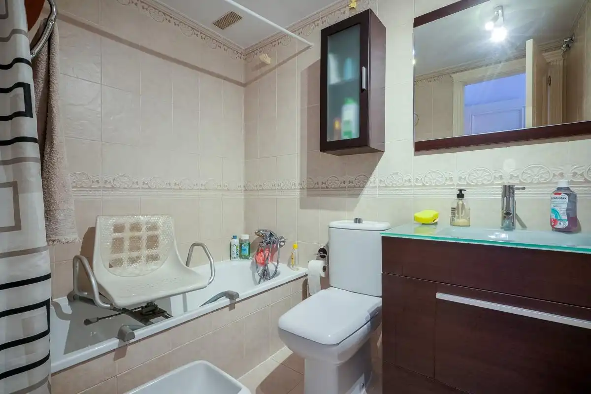 Baño de Piso en venta en Torrejón de Ardoz con Aire acondicionado, Calefacción y Jardín privado