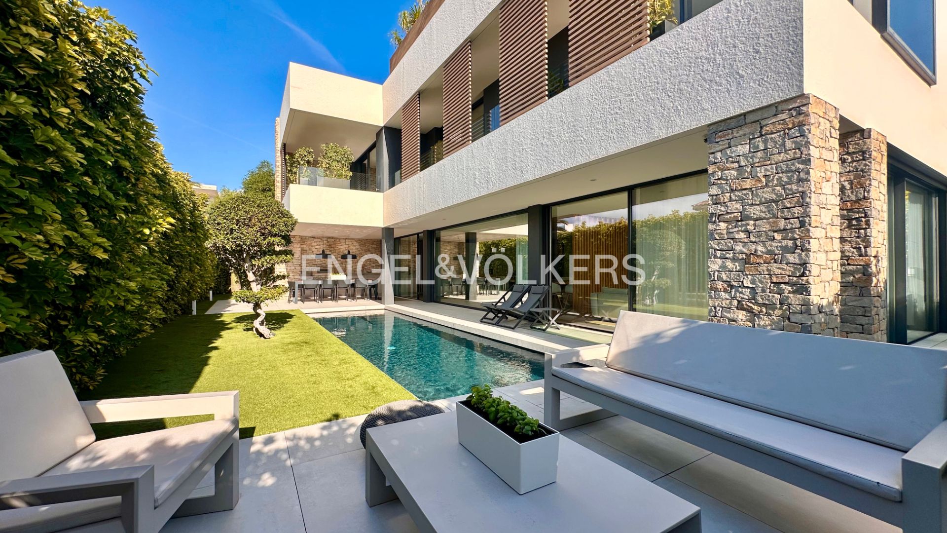 Vista exterior de Casa o xalet en venda en Cambrils amb Aire condicionat, Calefacció i Jardí privat