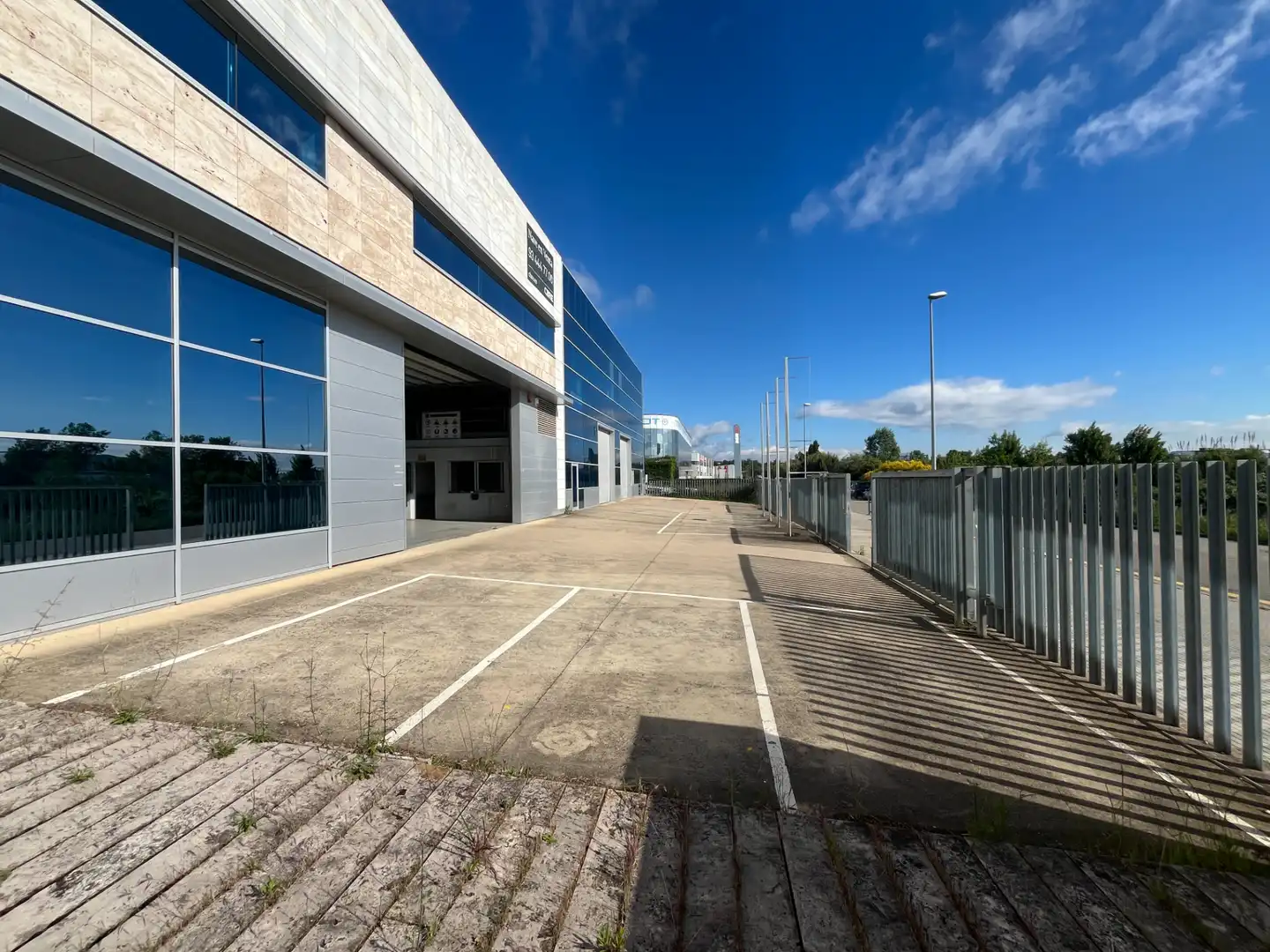 Vista exterior de Nave industrial en venta en Salt con Calefacción y Alarma