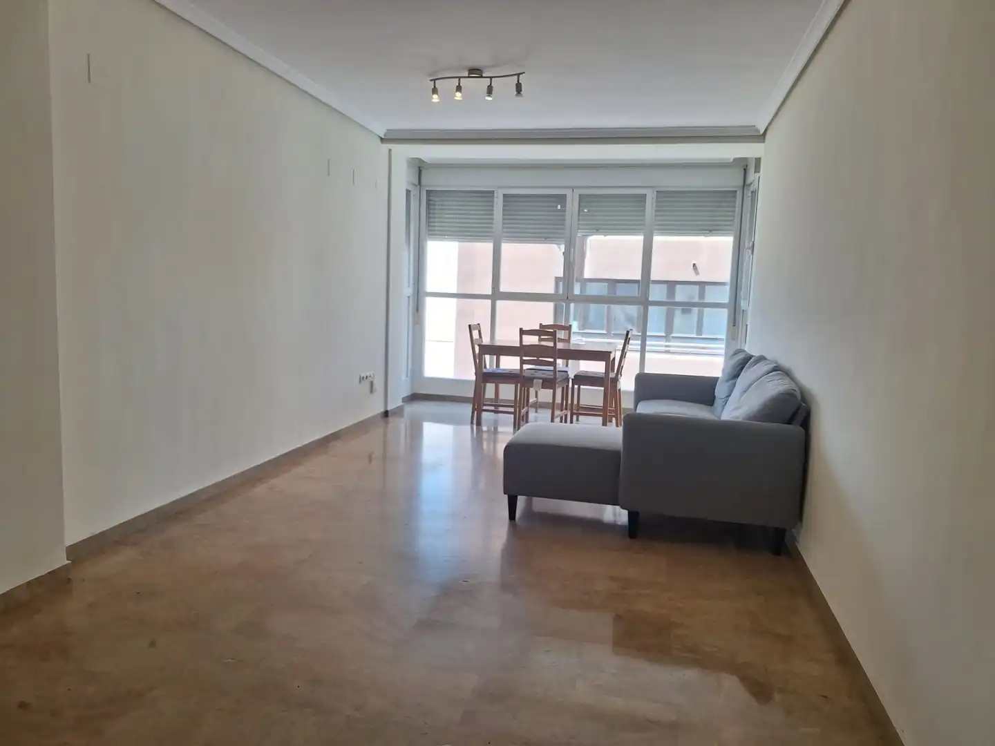 Wohnzimmer von Wohnung zur Miete in Valencia mit Ofen und Waschmaschine