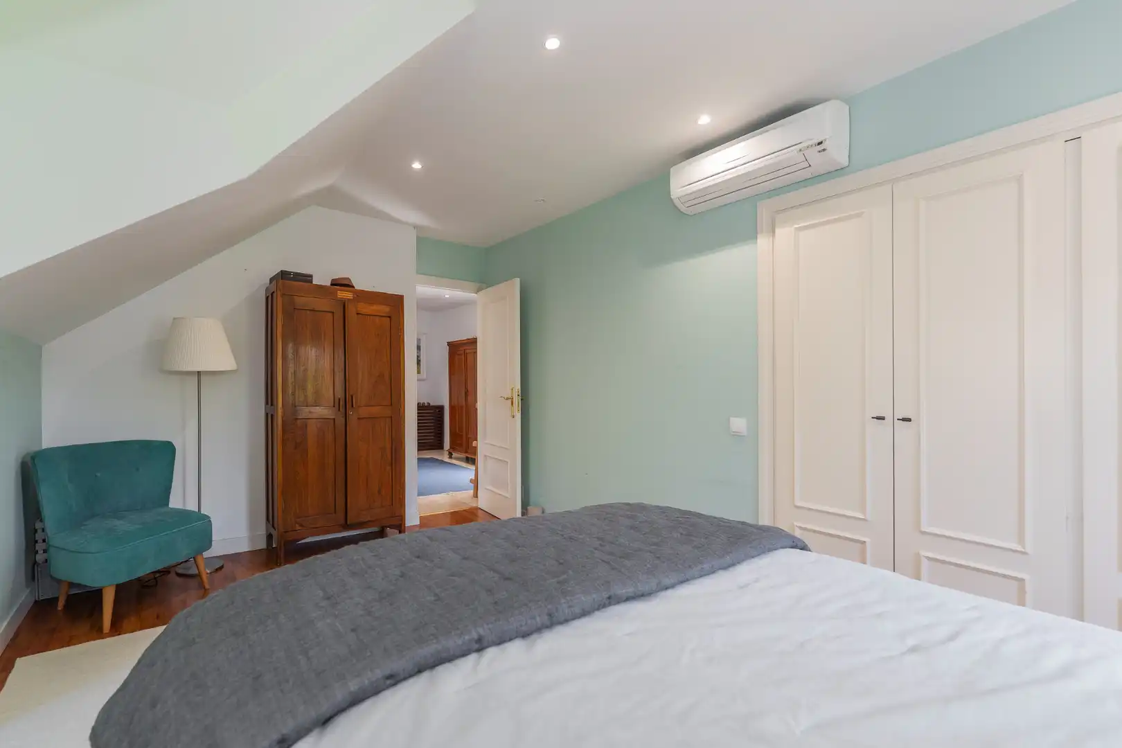 Bedroom of Houses for sale in Madrid  with Air Conditioner, Private garden and Swimming Pool