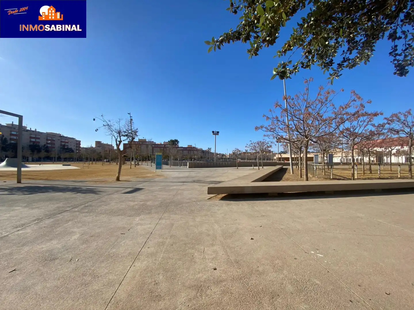 Vista exterior de Dúplex en venta en Roquetas de Mar con Terraza