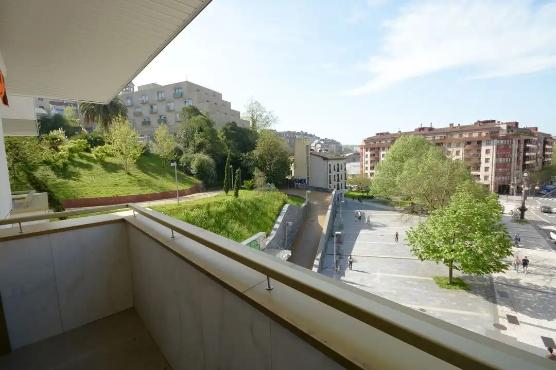 Terrassa de Pis en venda en Donostia - San Sebastián  amb Calefacció, Traster i Balcó