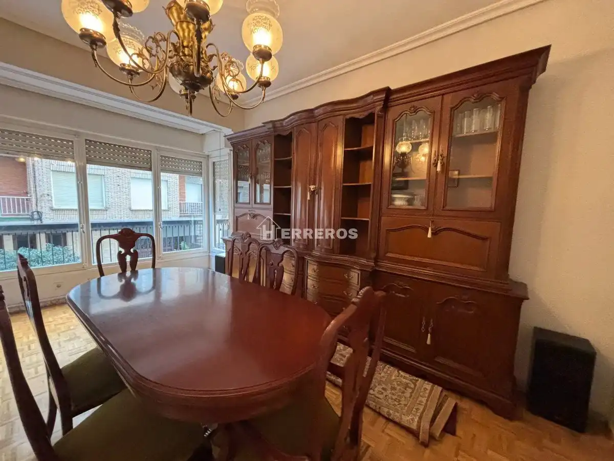 Comedor de Piso en venta en  Logroño con Calefacción, Parquet y Terraza