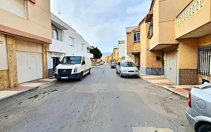Vista exterior de Casa o xalet en venda en Roquetas de Mar amb Terrassa