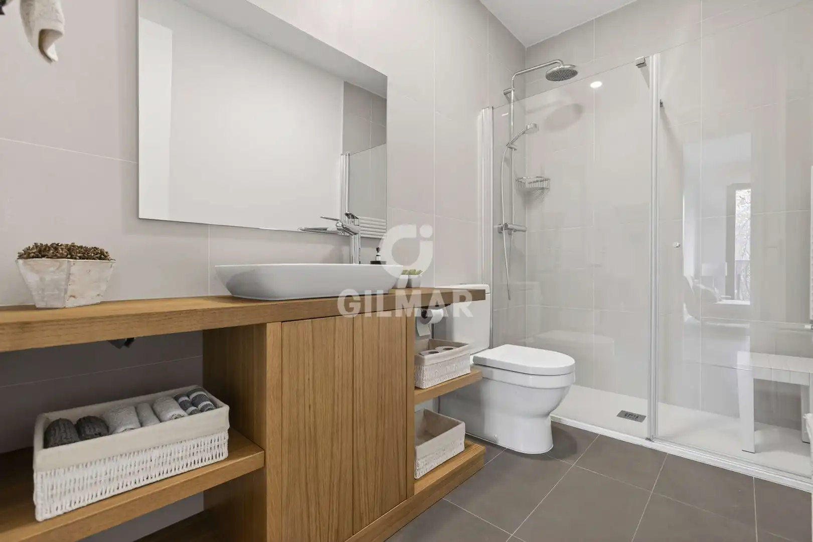 Baño de Piso en venta en Sevilla con Calefacción, Trastero y Piscina