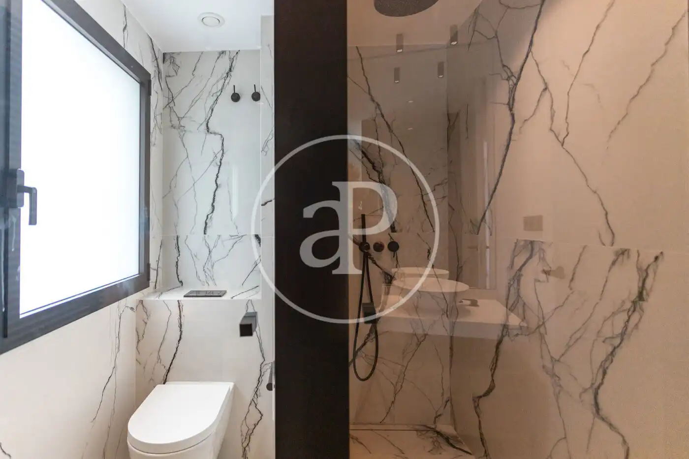 Baño de Piso de alquiler en Barcelona con Aire acondicionado, Calefacción y Jardín privado