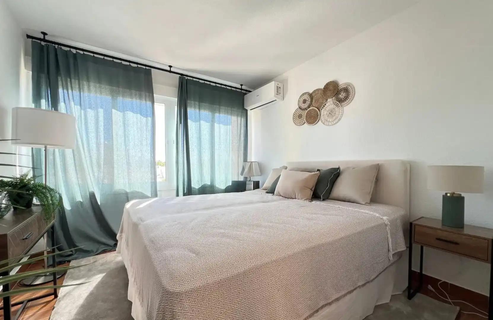 Dormitori de Apartament de lloguer en Estepona amb Aire condicionat, Terrassa i Moblat