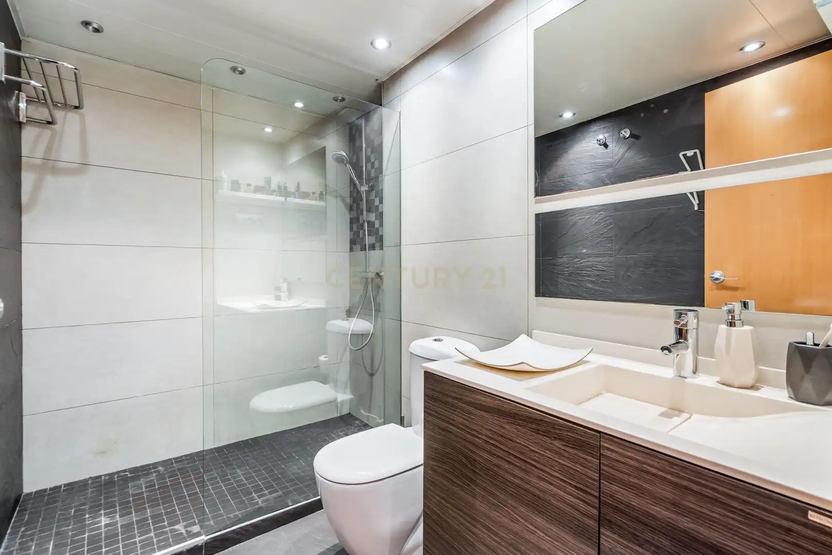 Bany de Apartament en venda en Sant Joan Despí amb Aire condicionat i Piscina comunitària