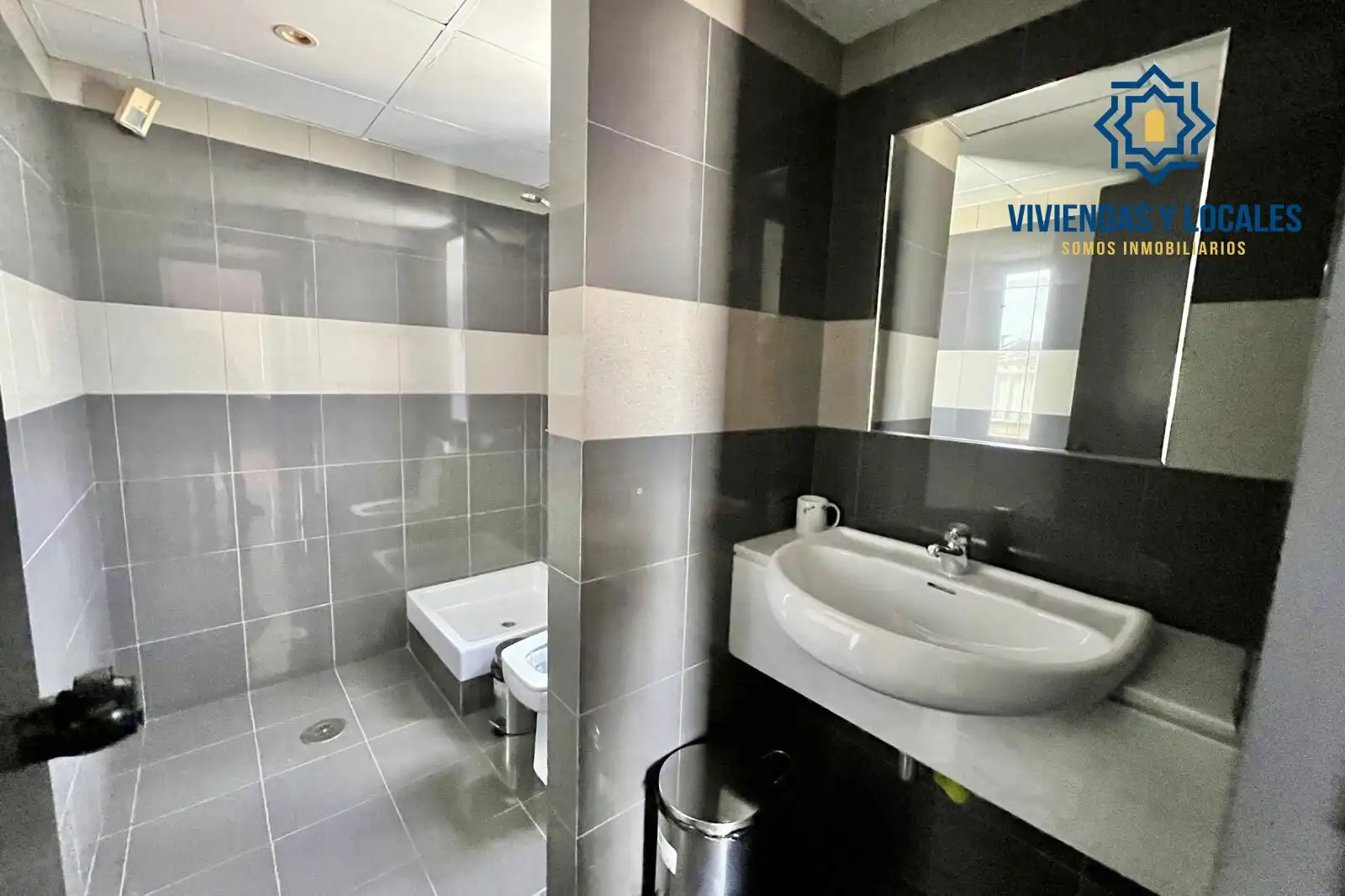 Bathroom of Office for rent in Granada