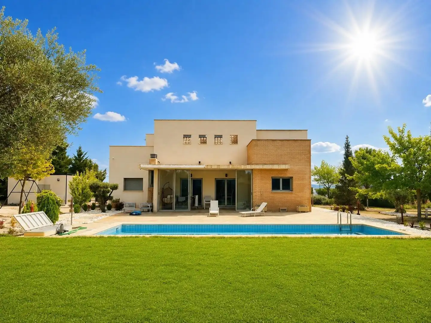 Vista exterior de Casa o xalet en venda en Almansa amb Calefacció, Terrassa i Piscina