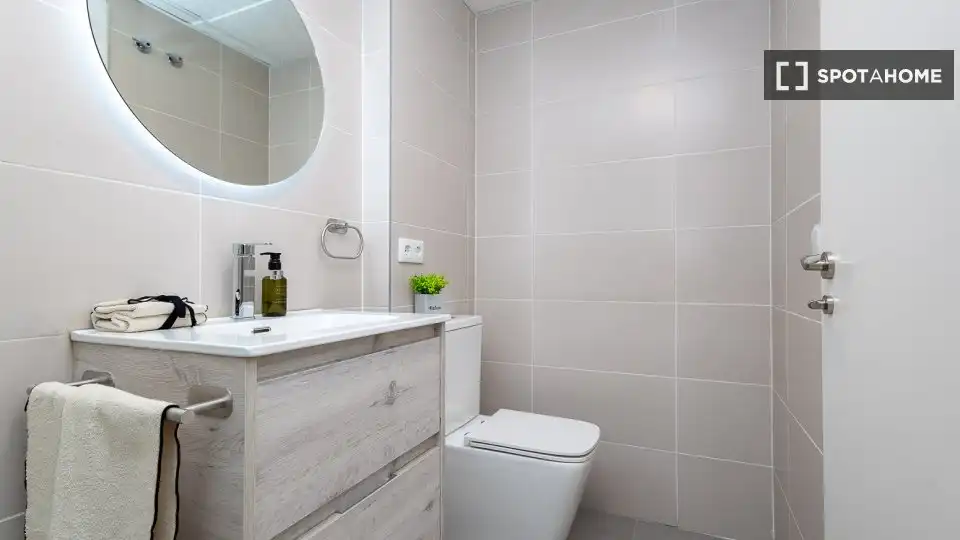 Bathroom of Flat for rent in Valencia  with Air Conditioner, Heating and Furnished