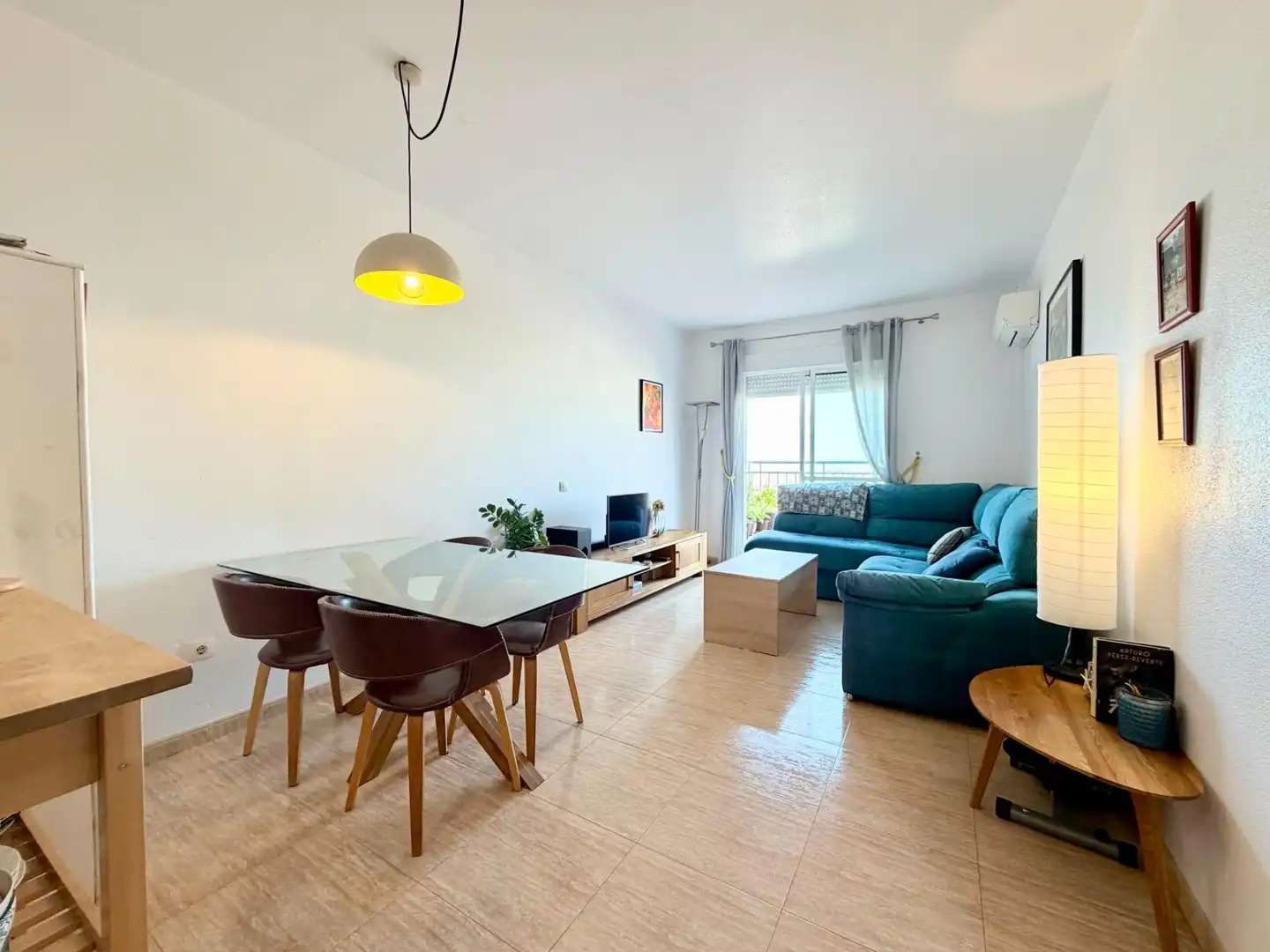 Sala d'estar de Pis en venda en Roquetas de Mar amb Aire condicionat, Terrassa i Piscina comunitària