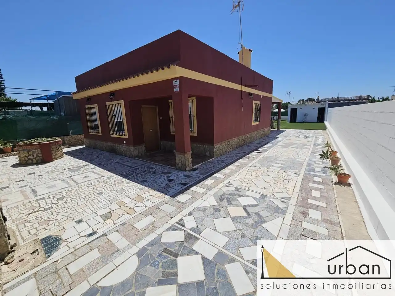 Vista exterior de Finca rústica en venda en Chipiona amb Aire condicionat, Calefacció i Jardí privat